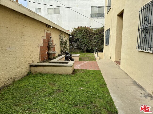Foto del edificio - 121 N Swall Dr