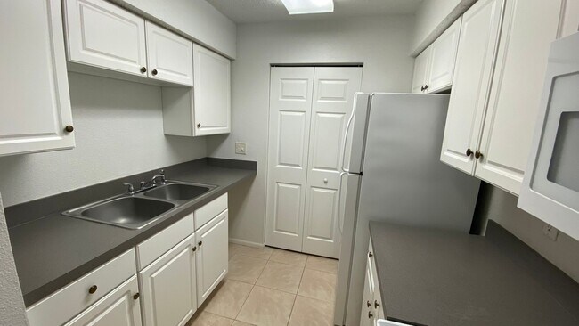 Building Photo - 1 Bedroom in Cabana Key Condominiums!