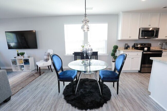 Building Photo - 1521 Rapunzel Way