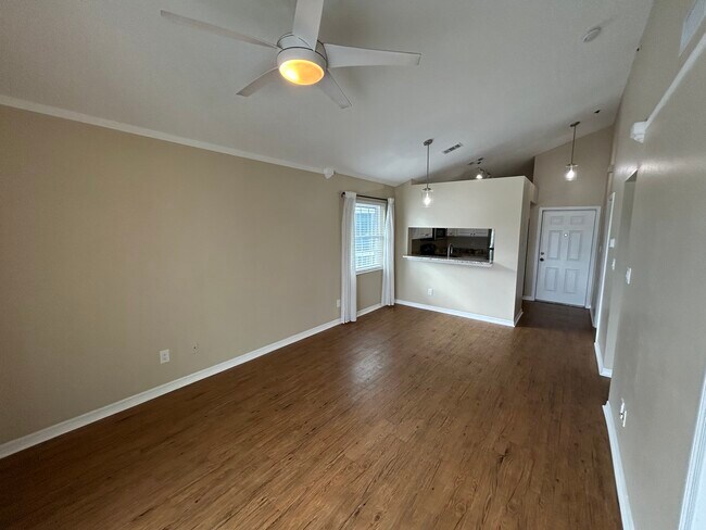 Sala de estar de planta abierta - 6810 Stones Throw Cir N