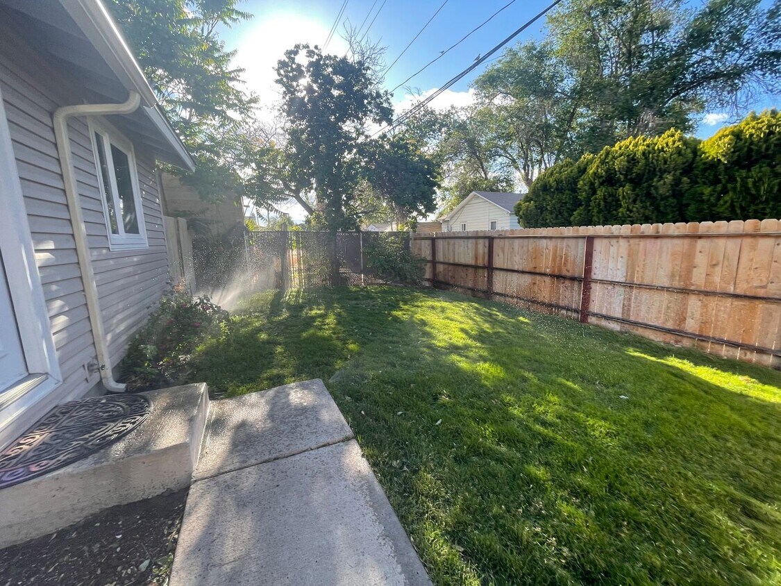 Primary Photo - Cute duplex with 2 bedroom, 1 bath, 1 car ...
