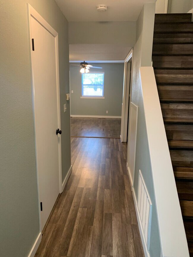 Foto del edificio - 2BR Townhome in Rogers