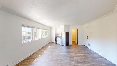 Building Photo - 1827 Lincoln Ave
