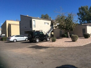 Building Photo - 2694 E Oakleaf Dr