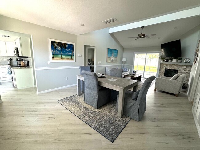 Foto del edificio - Beautiful 2-Bed/2-Bath Lake Sarasota Home ...
