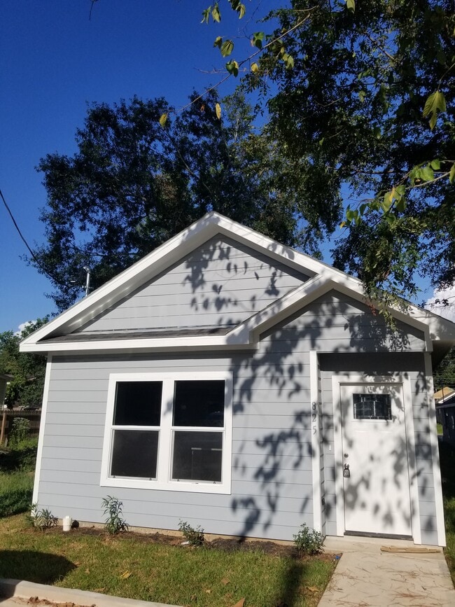Building Photo - 825 Palmdate