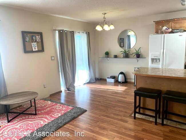 Building Photo - 3 br, 2.5 bath House - 100 South Dawes St. #C