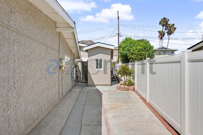 Building Photo - Unit A