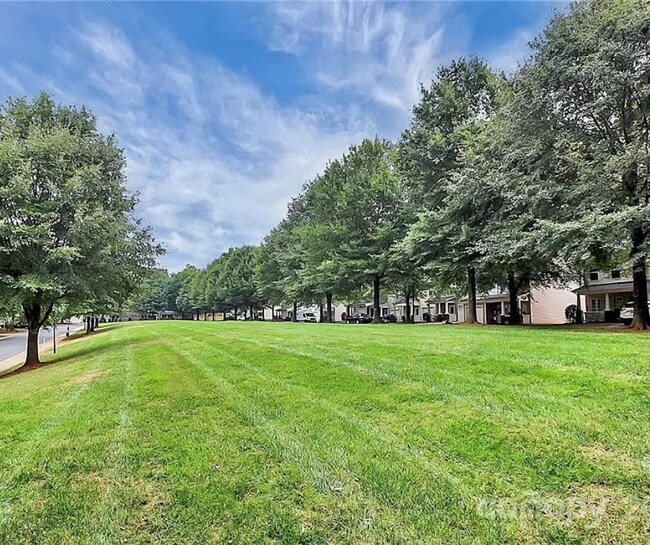 Courtyard - 5426 Franklin Springs Cir