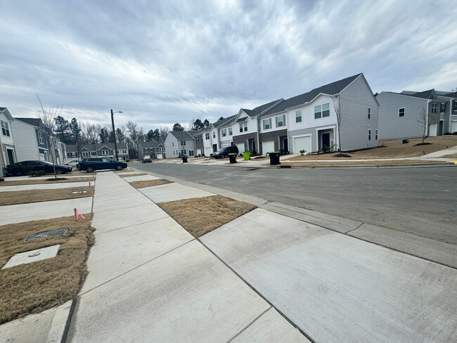 Building Photo - Room in Townhome on Primo Dr