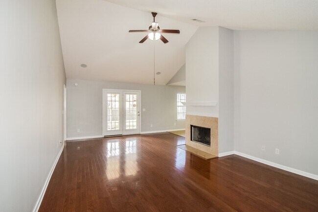 Foto del edificio - 305 Cotton Lakes Blvd