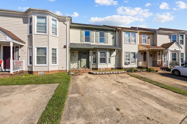 Building Photo - Charming 2 Bed, 2.5 Bath Townhouse for Rent in Virginia Beach!