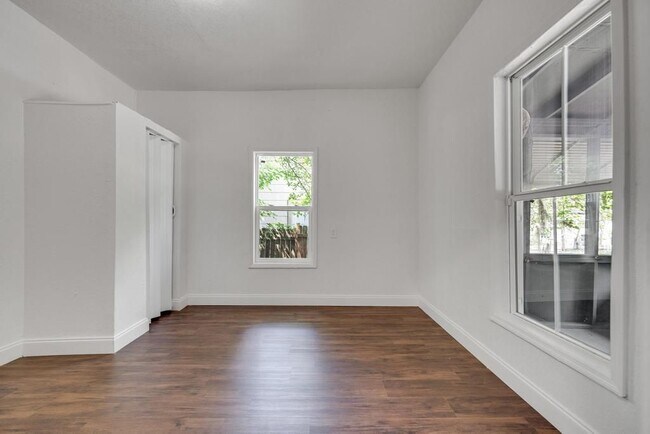 Foto del edificio - 2410 Mc Quade St