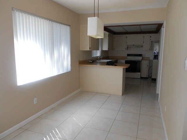 Building Photo - 852 Escabar Dr