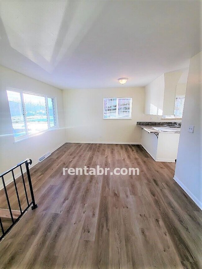 Foto del edificio - Great 3 Bedroom Duplex! Ready for MOVE IN!