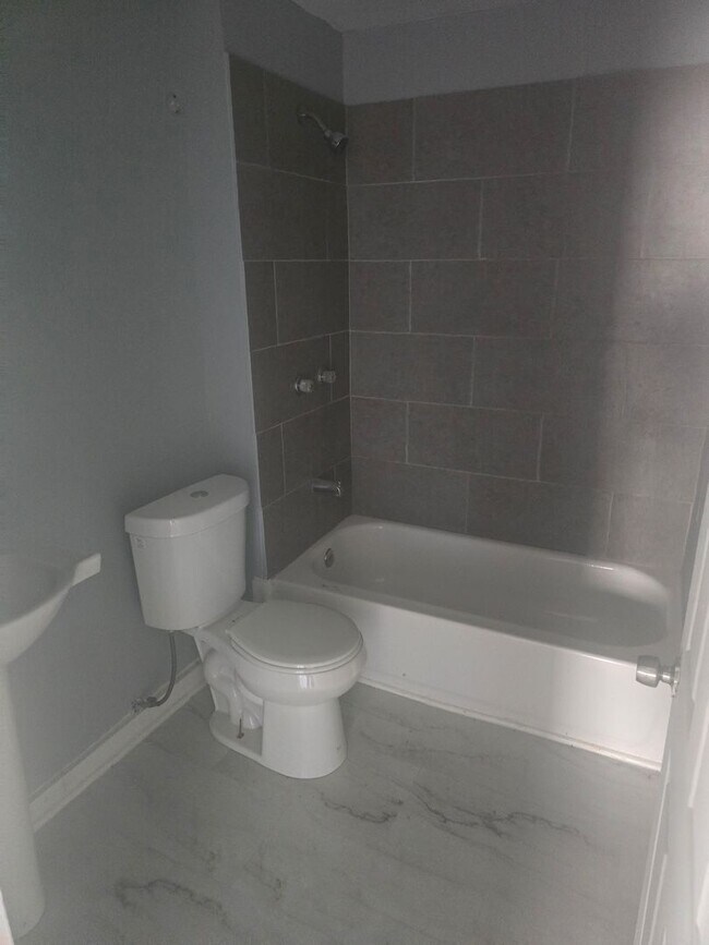 Foto del edificio - Three Bed 1 Bath Apartment for Rent!