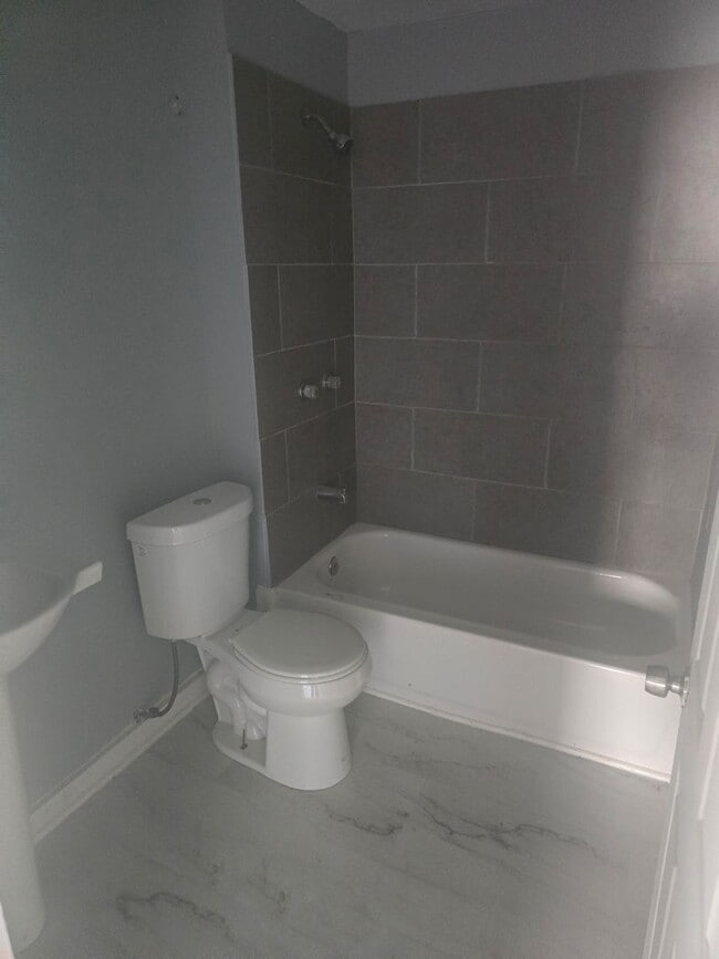 Building Photo - Three Bed 1 Bath Apartment for Rent!
