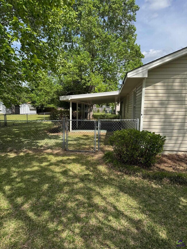 Foto del edificio - 700 Fieldstone Rd