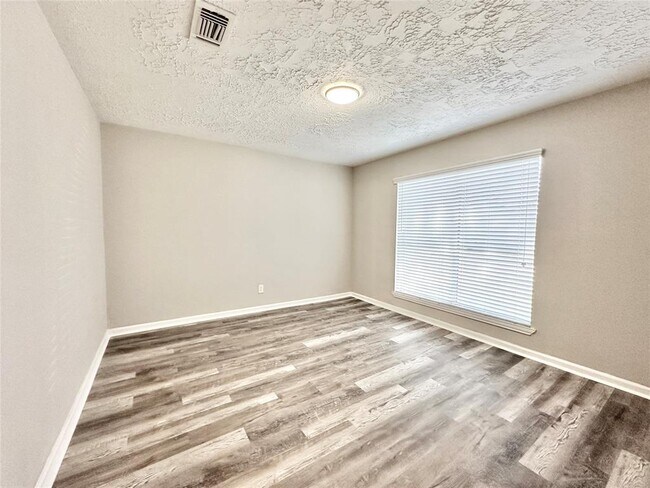 Foto del edificio - 12006 Fork Creek Dr