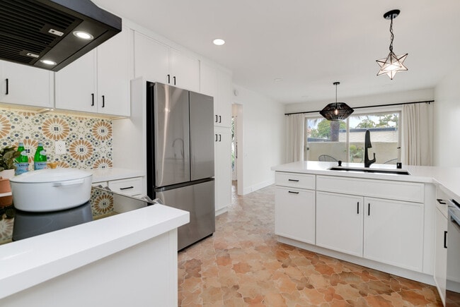 Building Photo - 4373 Loma Riviera Ct