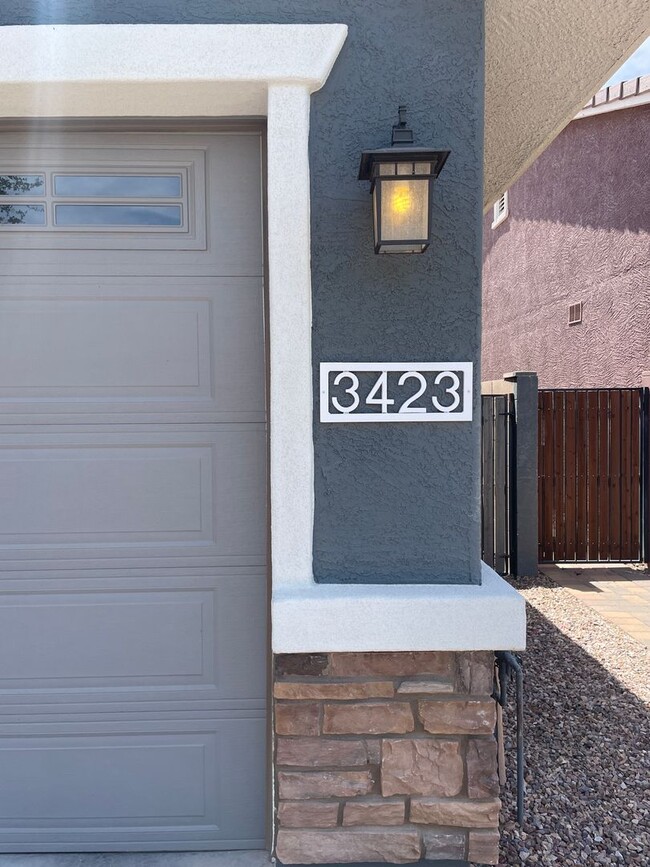 Building Photo - Beautiful 4 Bedroom Single Level Home Loca...