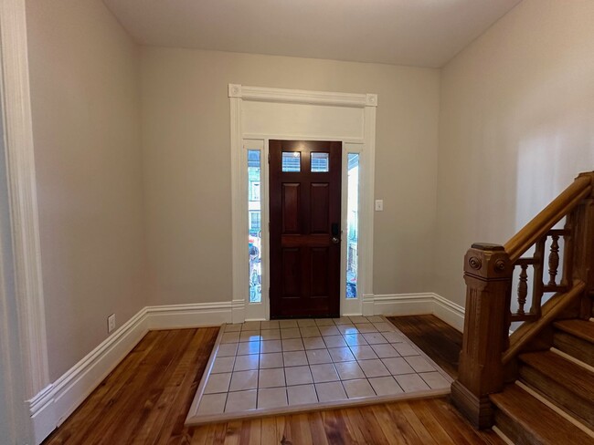 Building Photo - 4 Bedroom House in Tyrone Available June 1st
