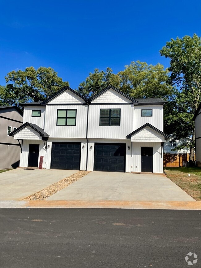 Building Photo - 112 Independence Ln