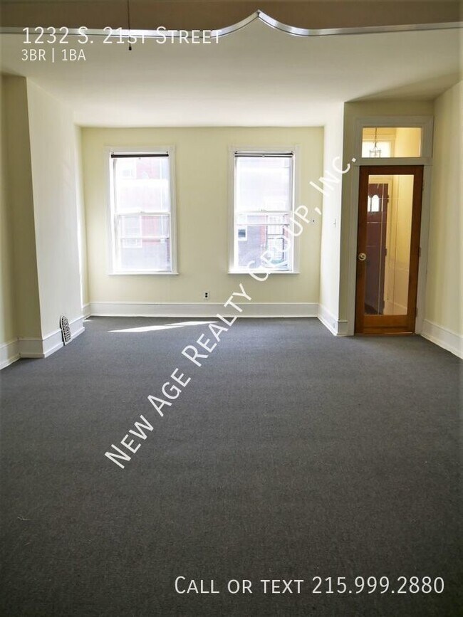 Building Photo - Spacious 3 bedroom, 1 bathroom house locat...