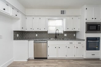 Building Photo - 15814 Winding Moss Dr