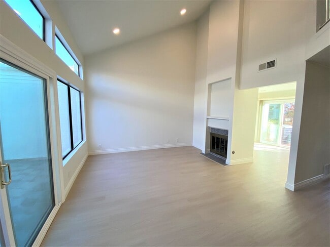 Photo - Gorgeous townhome located in a desirable I...