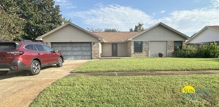 Building Photo - 412 Rue Des Tours