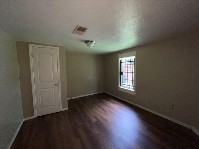 Building Photo - 4827 Shreveport Blvd