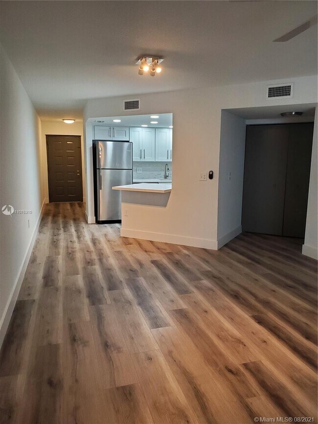 Foto del edificio - 8323 Lake Dr