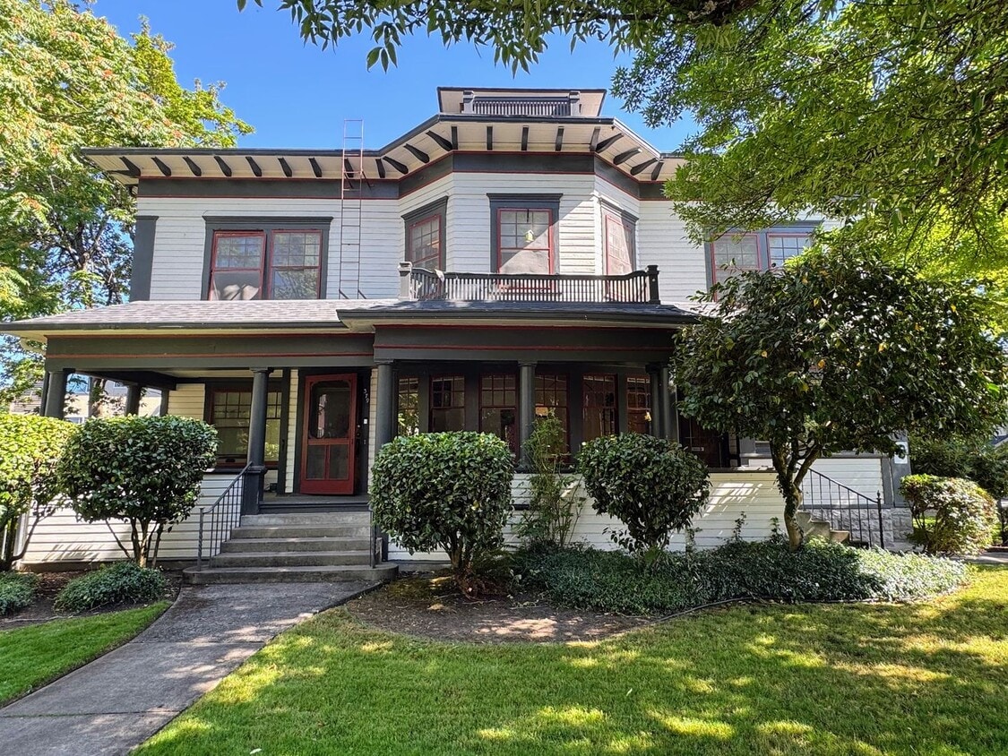 2 Bedroom Unit in the the old Beta Theta Pi Fraternity House near UofO Campus - 2 Bedroom Unit in the the old Beta Theta Pi Fraternity House near UofO Campus