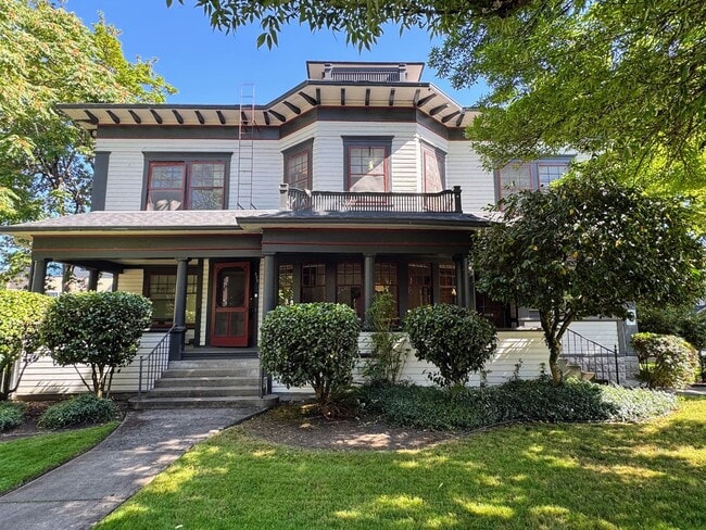 2 Bedroom Unit in the the old Beta Theta Pi Fraternity House near UofO Campus - 2 Bedroom Unit in the the old Beta Theta Pi Fraternity House near UofO Campus