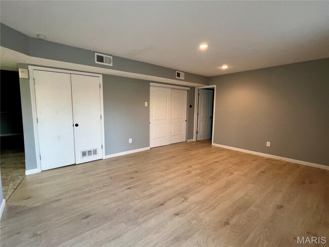 Building Photo - 6990 Colonial Woods Dr