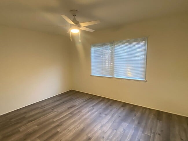 Foto del edificio - 5650-5652 Rocket St