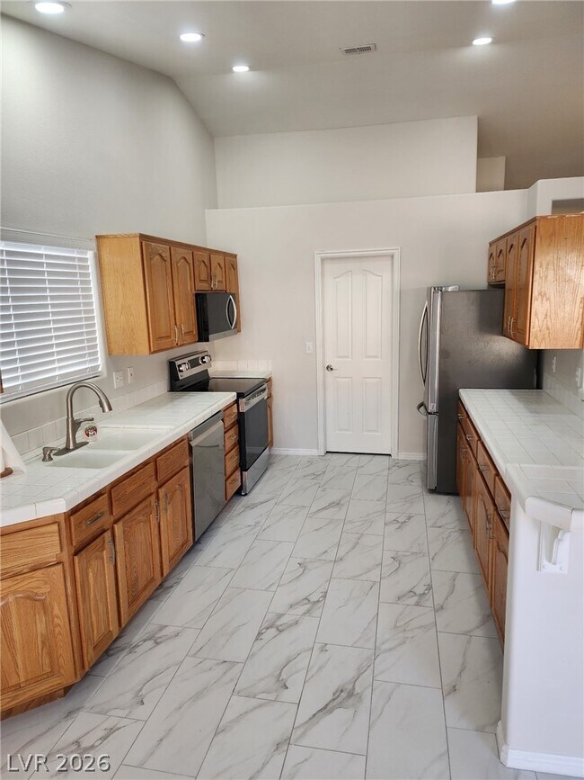 Building Photo - 370 Concord Dr