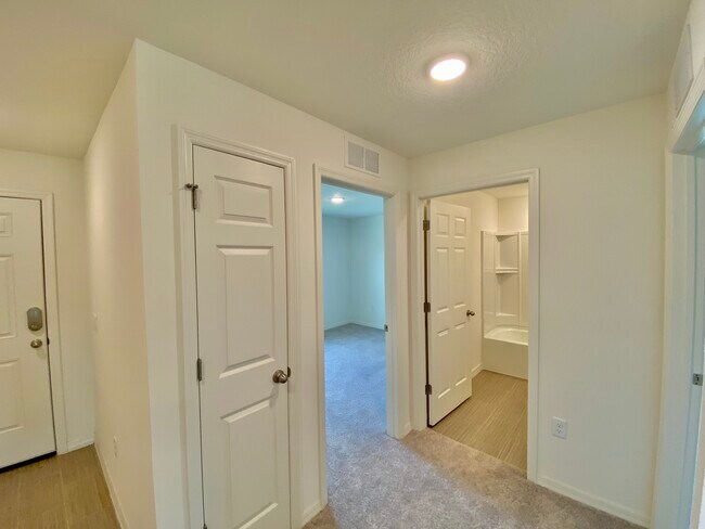 Building Photo - 884 Alminar Ave SE