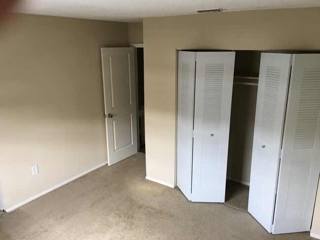 Habitación - 5510 Century 21 Blvd