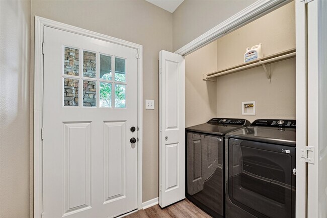 Foto del edificio - 77 Woodlily Pl