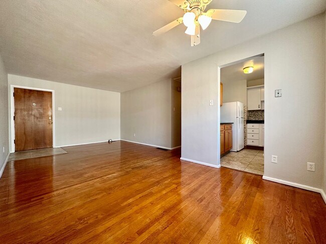 Foto del edificio - 7022 Jamieson Ave
