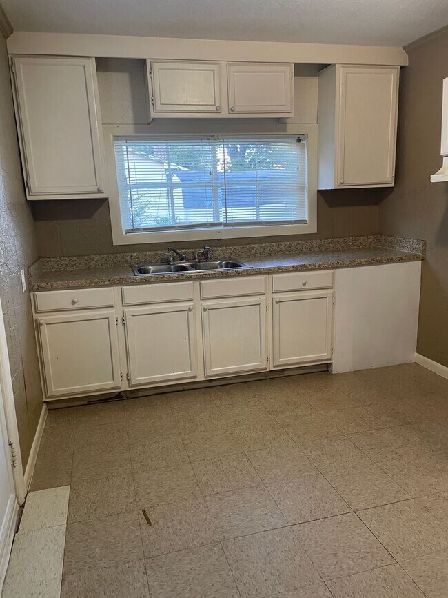 Foto del edificio - NOW AVAILABLE! RENT READY!! LET'S GET MOVING!