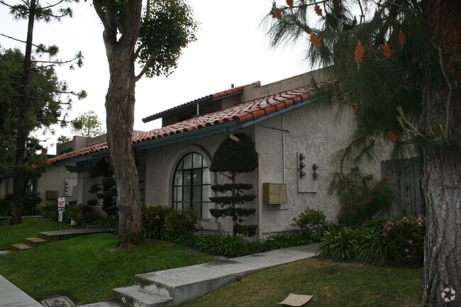Building Photo - 8212 Slater Ave