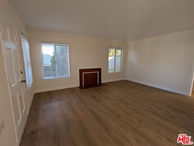 Building Photo - 6208 S Fairfax Ave