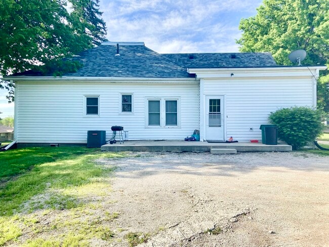 Building Photo - 415 W 9th St