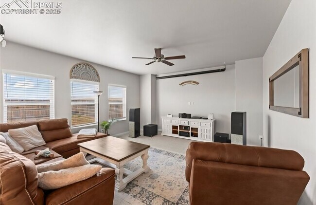 Foto del edificio - Stunning 4BR House in Colorado Springs