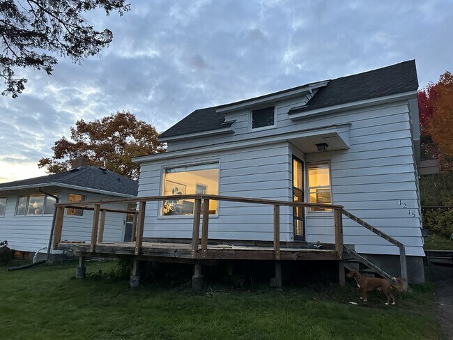 Foto del edificio - Experience life on Duluth's legendary Skyline Parkway with breathtaking views of Lake Superior an...