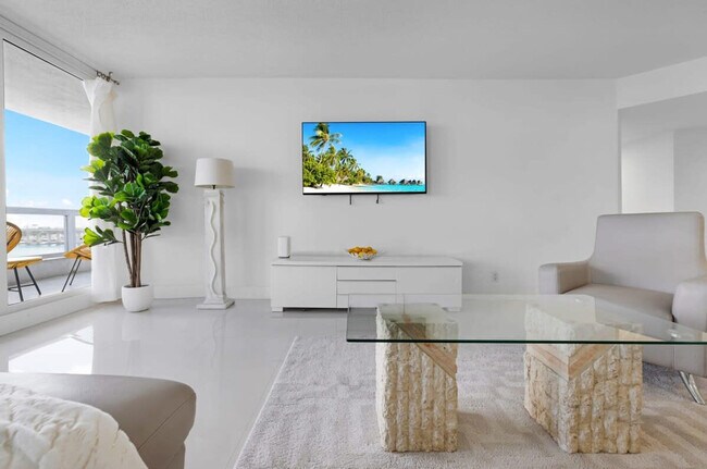 Foto del edificio - 1717 N Bayshore Dr