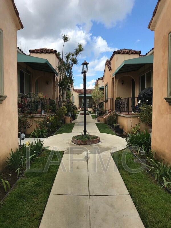 Building Photo - 2751 Pomeroy Ave